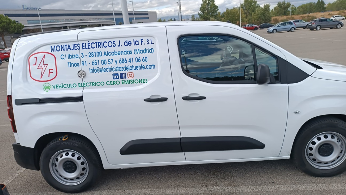 Electricistas de la Fuente estrena su vehículo eléctrico